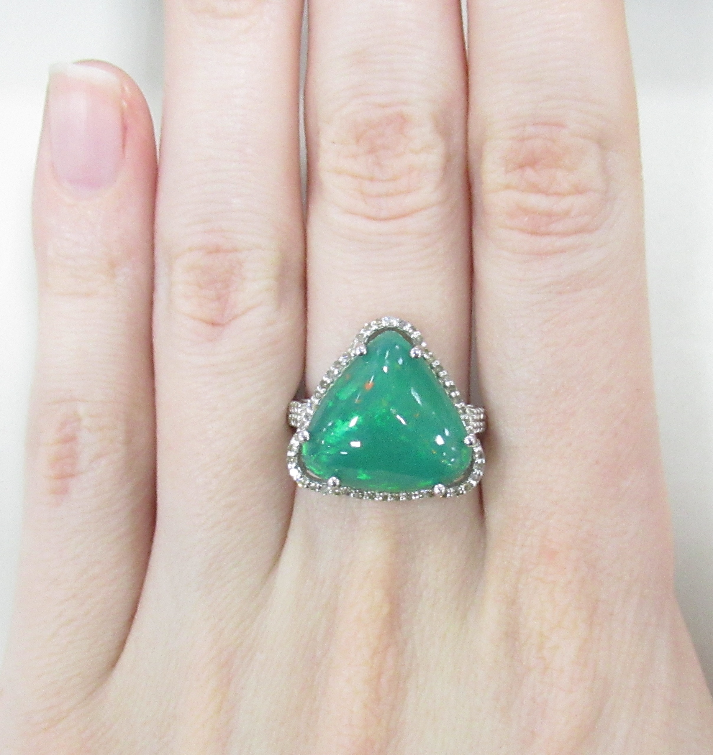 Серебряное кольцо 925 пробы; вставки 1 Опал зел. 5,6ct; 66 Бр.Кр-17 0,25ct 3/3;